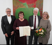v.l.n.r.: Prof. Dr. Hans-Jochen Heinze (Ärztlicher Direktor des Universitätsklinikums Magdeburg), Petra Grimm-Benne (Gesundheitsministerin) sowie Prof. Dr. Dr. Thomas Hachenberg (langjähriger Direktor der Magdeburger Universitätsklinik) mit Ehefrau Ulrike Hachenberg
